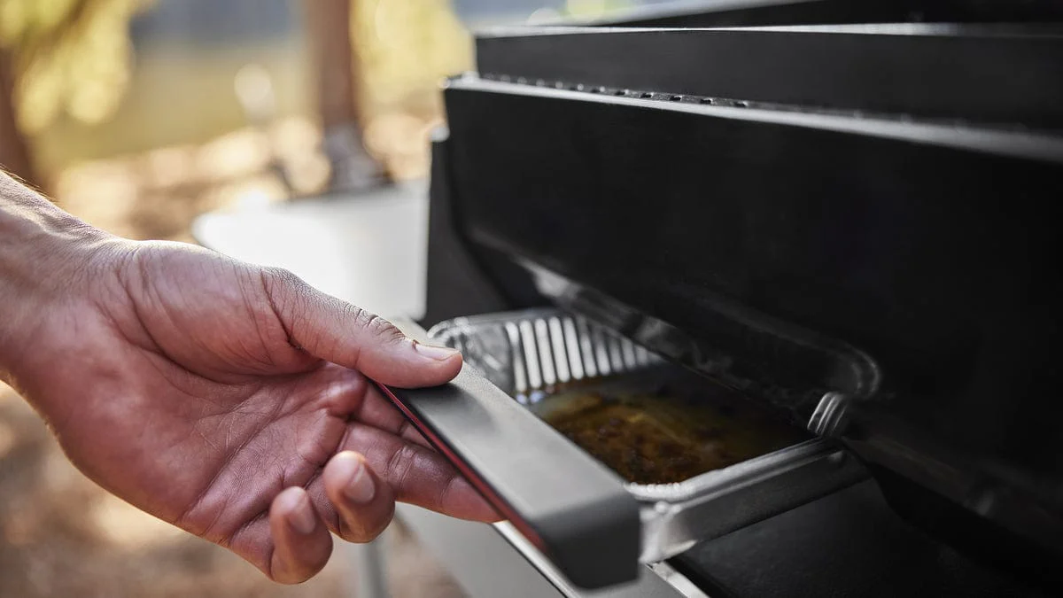 Weber Traveler 17" Portable Griddle - Image 14